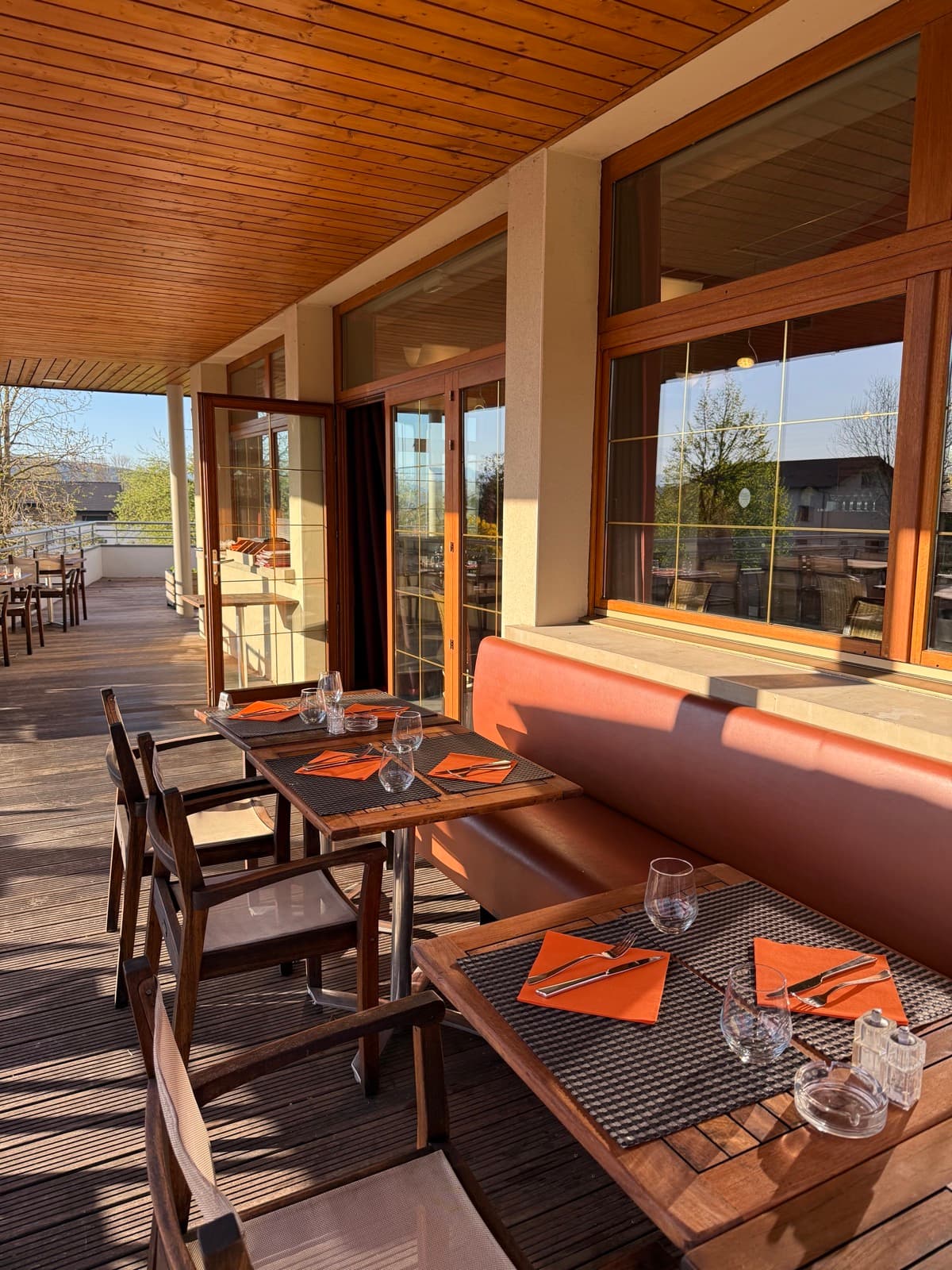 Tables dressées sur la terrasse